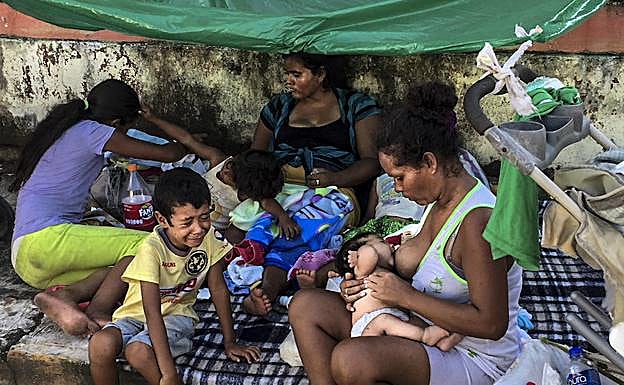 María Antonia Cruz, amamanta a su hija en uno de los campamentos improvisados.