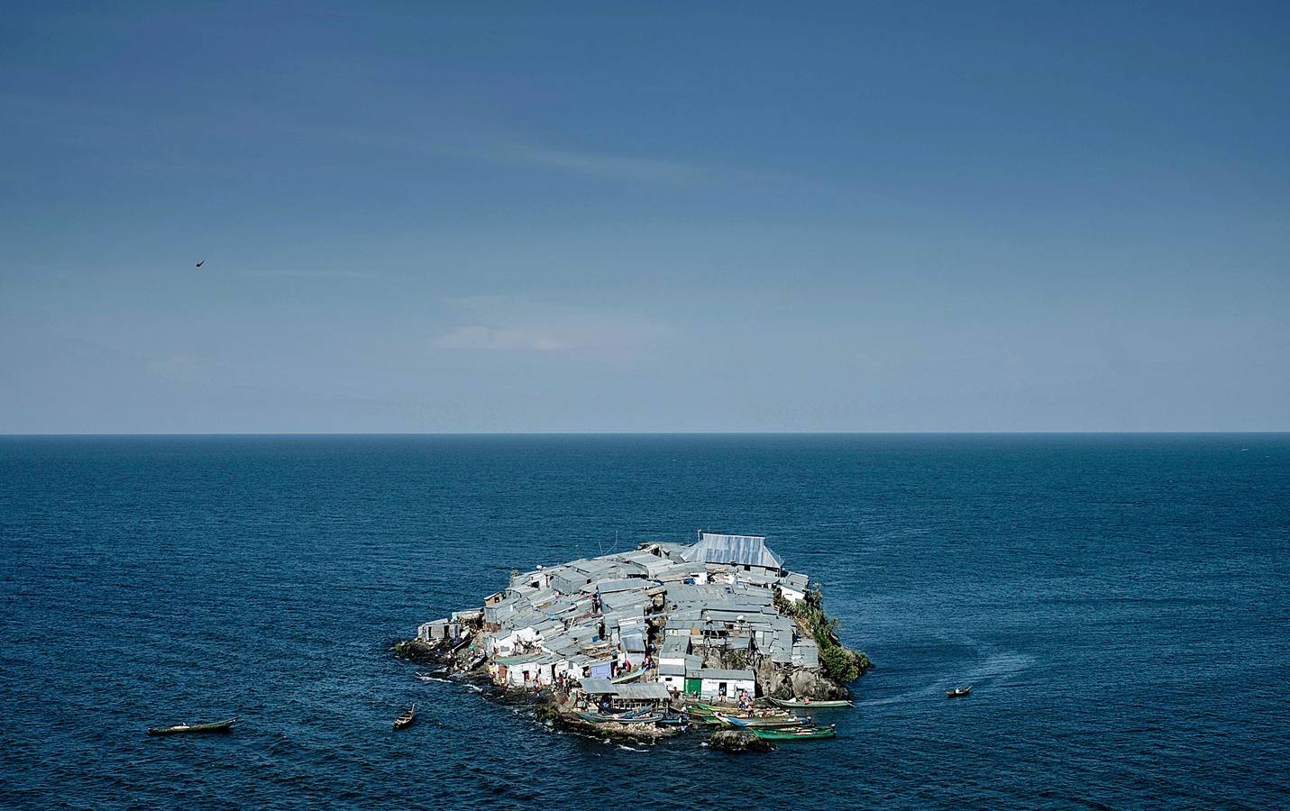 La isla Migingo es una roca cubierta de chozas, que se levanta en las aguas del lago Victoria como una tortuga de hierro. Su superficie equivale a medio campo de fútbol y en él se amontonan sus habitantes entre casuchas de metal corrugado. Pescar percas del Nilo es su principal ocupación y objeto de disputa entre Kenia y Uganda, países fronterizos interesados en ella por el valor de la pesca. También hay bares, algún que otro burdel. Y un puerto.