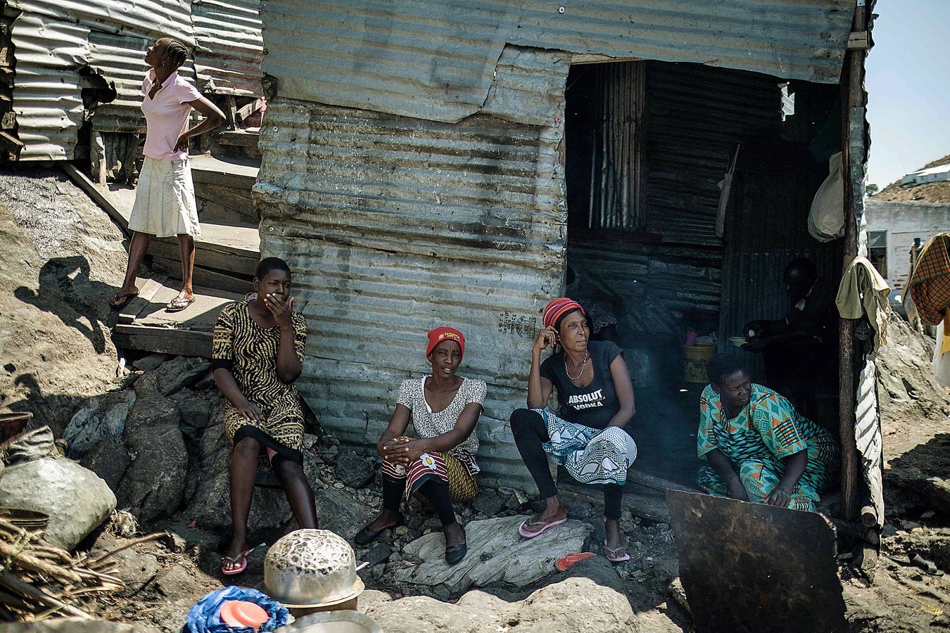 La isla Migingo es una roca cubierta de chozas, que se levanta en las aguas del lago Victoria como una tortuga de hierro. Su superficie equivale a medio campo de fútbol y en él se amontonan sus habitantes entre casuchas de metal corrugado. Pescar percas del Nilo es su principal ocupación y objeto de disputa entre Kenia y Uganda, países fronterizos interesados en ella por el valor de la pesca. También hay bares, algún que otro burdel. Y un puerto.