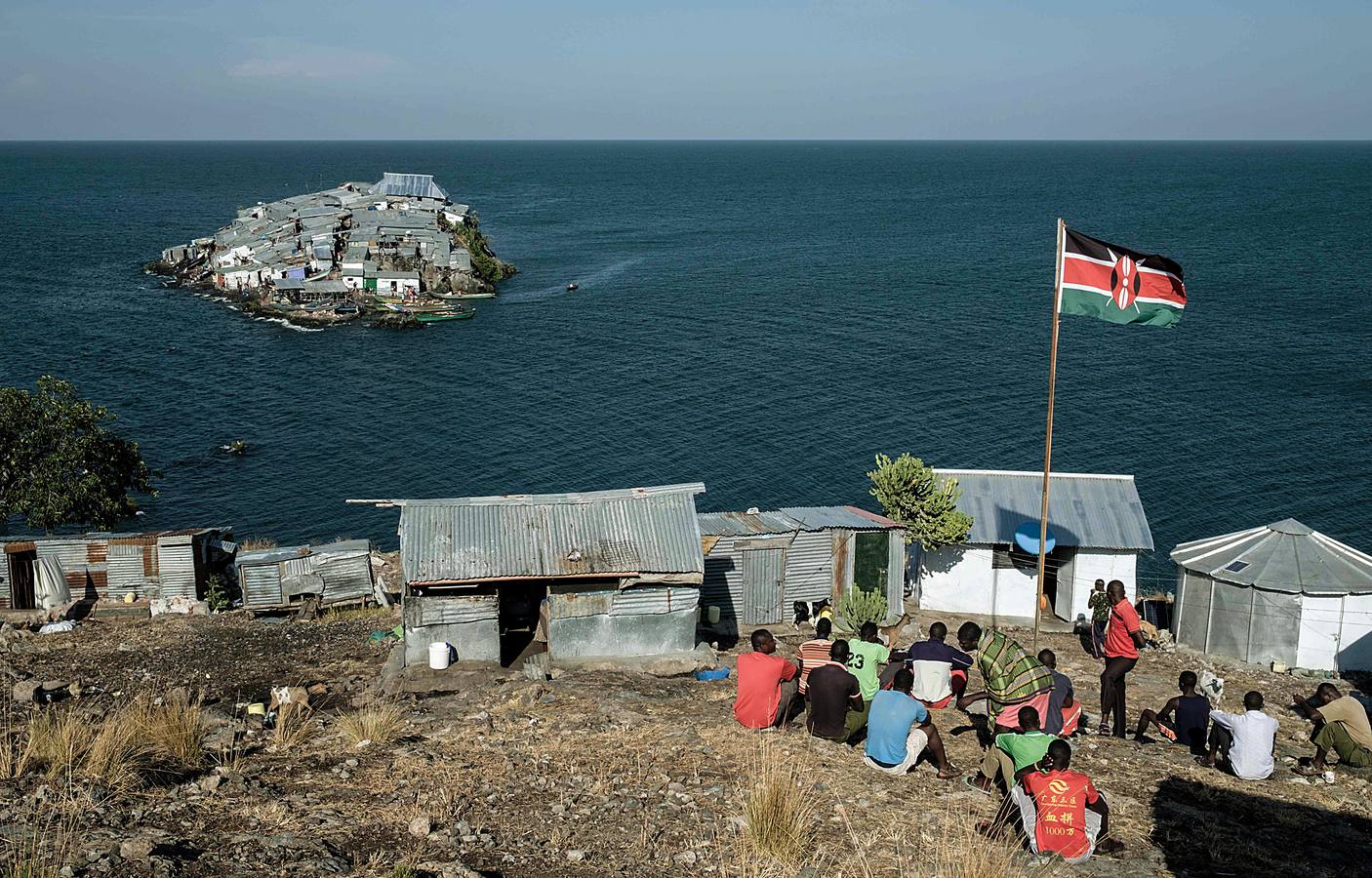 La isla Migingo es una roca cubierta de chozas, que se levanta en las aguas del lago Victoria como una tortuga de hierro. Su superficie equivale a medio campo de fútbol y en él se amontonan sus habitantes entre casuchas de metal corrugado. Pescar percas del Nilo es su principal ocupación y objeto de disputa entre Kenia y Uganda, países fronterizos interesados en ella por el valor de la pesca. También hay bares, algún que otro burdel. Y un puerto.