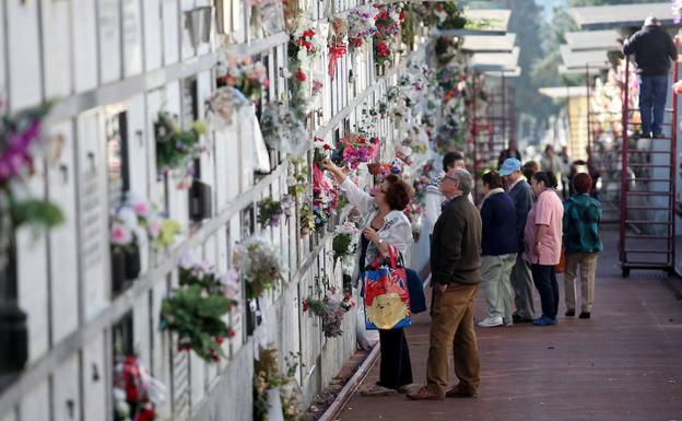 Los vecinos decoran los nichos con motivo de la festividad, en una anterior edición de Todos los Santos. 