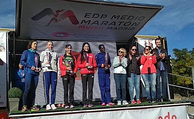 Elena Loyo en el centro del podio recogiendo su trofeo