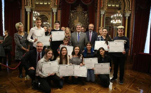 Foto de familia de los premiados. 