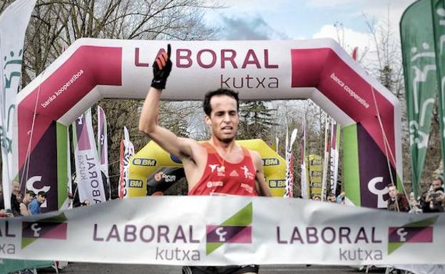 Iván Fernández, en la línea de meta de una carrera la pasada temporada.