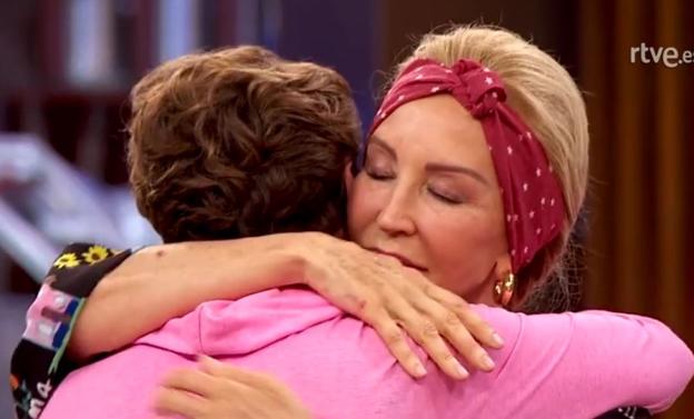 Carmen Lomana ser funde en un abrazo con Antonia Dell'Ate.