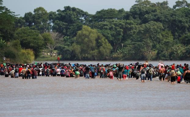 Cientos de migrantes centroamericanos cruzan el río Suchiate, frontera natural entre Guatemala y México.