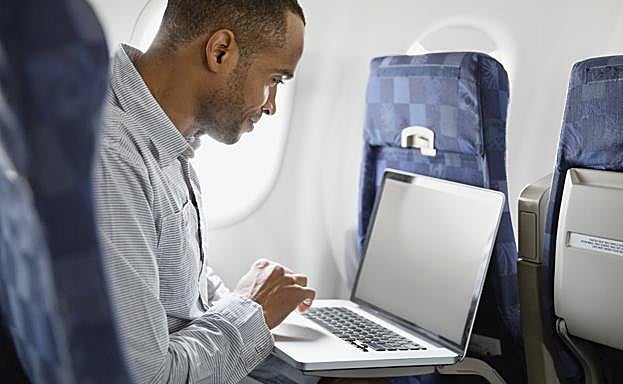 Las conexiones a Internet en vuelo supondrán unos ingresos de 14.000 millones de euros en 2036