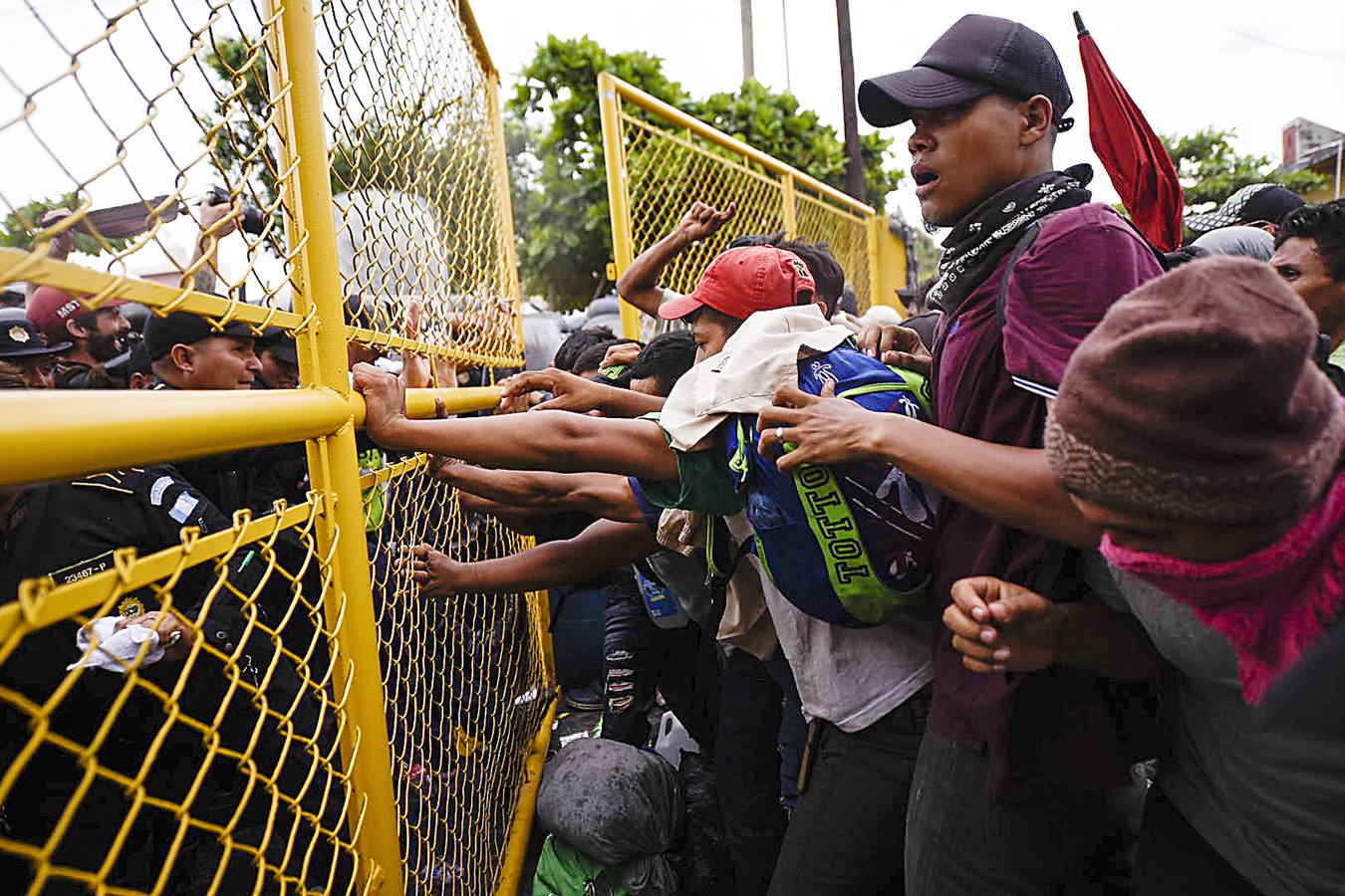 Hace unos días una segunda caravana de migrantes centroamericanos puso rumbo a los Estados Unidos. Con la frontera entre Honduras y Guatemala cerrada, han optado por seguir su camino derribando las barreras. La marcha original, con más de 7.000 personas, continúa su avance hacia el norte de México, donde el presidente Peña Nieto ha enviado a cientos de policías. A pesar de las amenazas de Donald Trump, muchos miles prosiguen su viaje con la intención de alcanzar los Estados Unidos. 