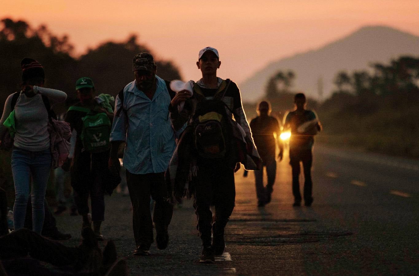 Hace unos días una segunda caravana de migrantes centroamericanos puso rumbo a los Estados Unidos. Con la frontera entre Honduras y Guatemala cerrada, han optado por seguir su camino derribando las barreras. La marcha original, con más de 7.000 personas, continúa su avance hacia el norte de México, donde el presidente Peña Nieto ha enviado a cientos de policías. A pesar de las amenazas de Donald Trump, muchos miles prosiguen su viaje con la intención de alcanzar los Estados Unidos. 