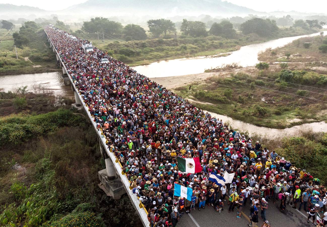 Hace unos días una segunda caravana de migrantes centroamericanos puso rumbo a los Estados Unidos. Con la frontera entre Honduras y Guatemala cerrada, han optado por seguir su camino derribando las barreras. La marcha original, con más de 7.000 personas, continúa su avance hacia el norte de México, donde el presidente Peña Nieto ha enviado a cientos de policías. A pesar de las amenazas de Donald Trump, muchos miles prosiguen su viaje con la intención de alcanzar los Estados Unidos. 