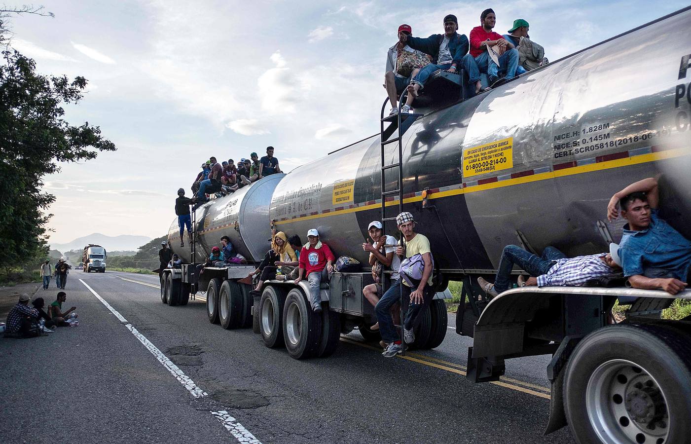 Hace unos días una segunda caravana de migrantes centroamericanos puso rumbo a los Estados Unidos. Con la frontera entre Honduras y Guatemala cerrada, han optado por seguir su camino derribando las barreras. La marcha original, con más de 7.000 personas, continúa su avance hacia el norte de México, donde el presidente Peña Nieto ha enviado a cientos de policías. A pesar de las amenazas de Donald Trump, muchos miles prosiguen su viaje con la intención de alcanzar los Estados Unidos. 