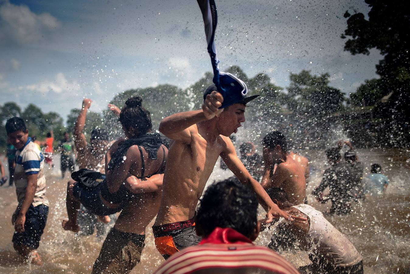 Hace unos días una segunda caravana de migrantes centroamericanos puso rumbo a los Estados Unidos. Con la frontera entre Honduras y Guatemala cerrada, han optado por seguir su camino derribando las barreras. La marcha original, con más de 7.000 personas, continúa su avance hacia el norte de México, donde el presidente Peña Nieto ha enviado a cientos de policías. A pesar de las amenazas de Donald Trump, muchos miles prosiguen su viaje con la intención de alcanzar los Estados Unidos. 