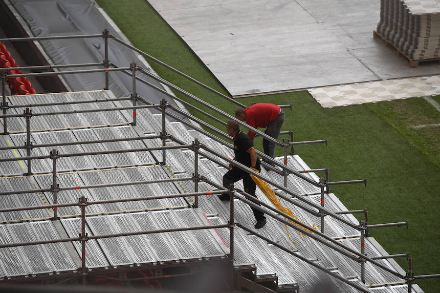 Las grúas han iniciado este martes en la Catedral las labores de montaje del gran escenario en el que actuarán los británicos Muse y sus teloneros