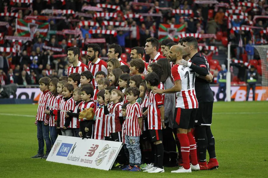 Niños y niñas posan con la plantilla del Athletic antes de un partido.