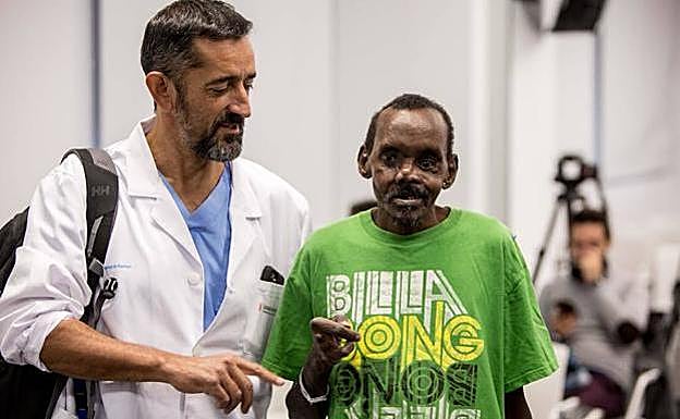 El doctor Cavadas y el pastor Lonunuku. 