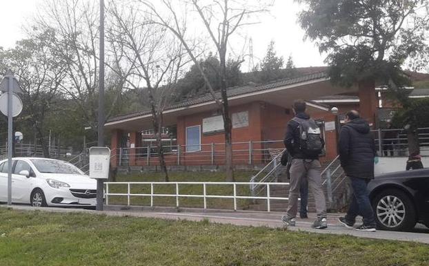 El colegio Basozelai-Gaztelu se haya ubicado cerca de Malmasin, en una zona alta y especialmente fría. 