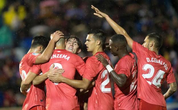 Los jugadores del Real Madrid celebran el primer gol de Benzema.