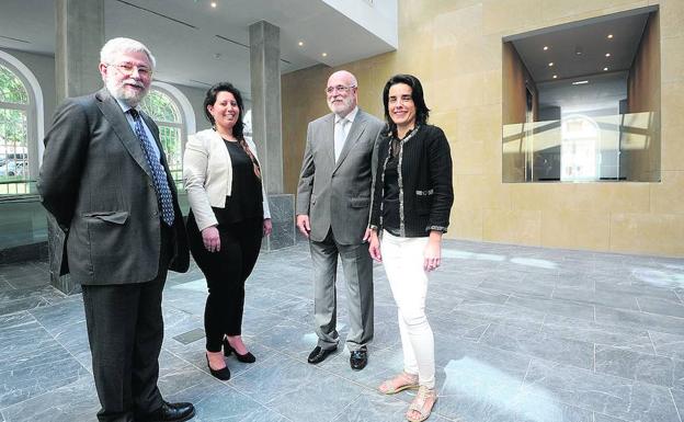 Florencio Domínguez, Azahara Domínguez, Jesús Loza y Marta Buesa, en las instalaciones del Memorial del Vitoria. 