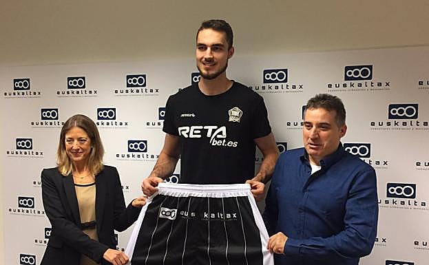 Leonardo Demetrio, en su presentación como jugador del Bilbao Baket junto a Rafa Pueyo.