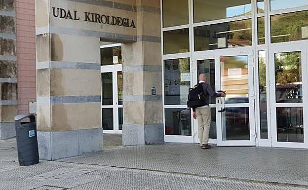 Un usuario accede al polideportivo municipal ubicado en Altzaga. 