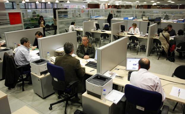 Varias personas son atendidas en una oficina de los servicios públicos de empleo.