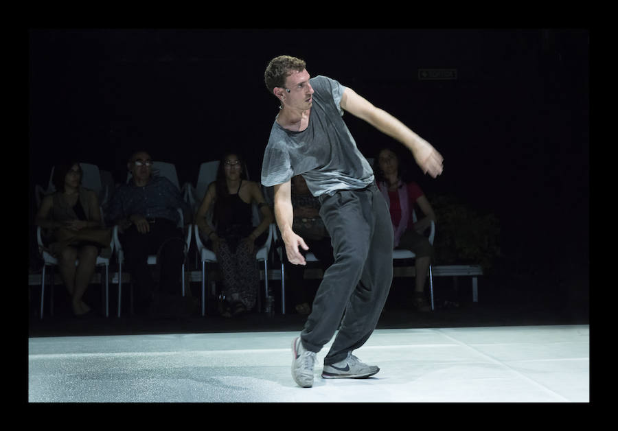 El festival de vanguardia escénica celebra su octava edición con nueve instalaciones artísticas en el museo Artium