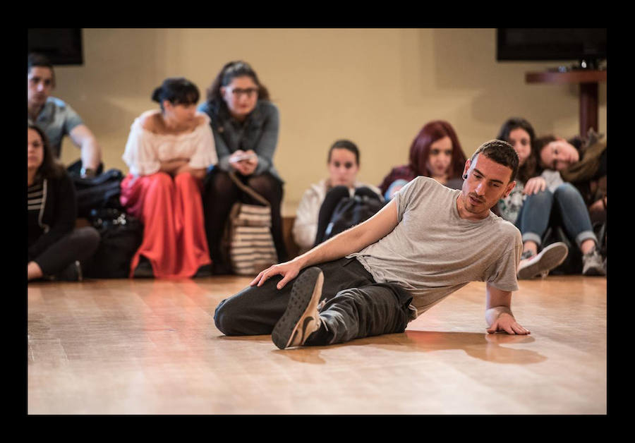 El festival de vanguardia escénica celebra su octava edición con nueve instalaciones artísticas en el museo Artium