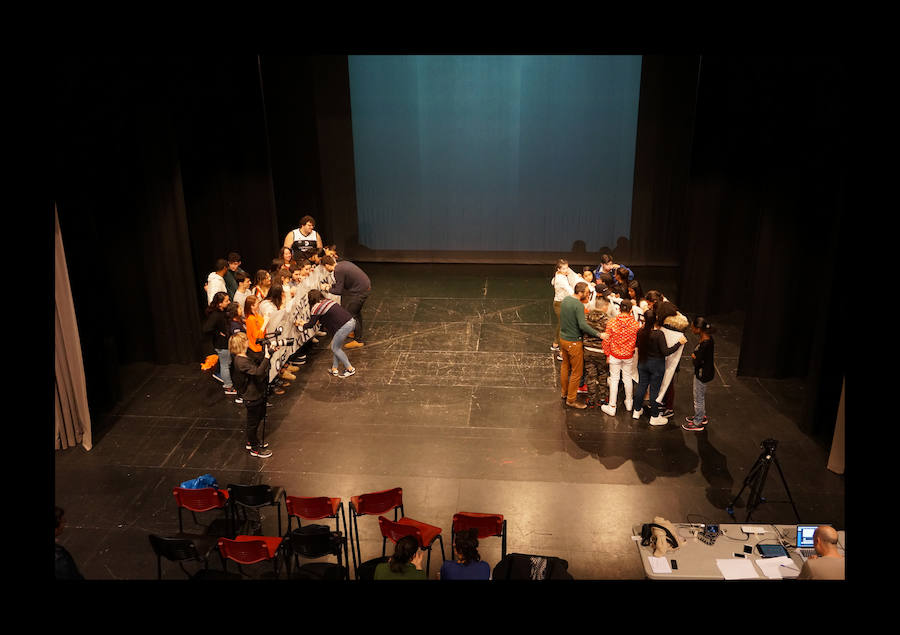 El festival de vanguardia escénica celebra su octava edición con nueve instalaciones artísticas en el museo Artium