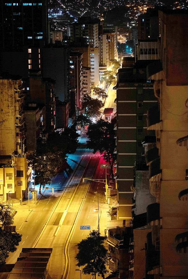 Cuando el sol se pone, las bulliciosas calles de Caracas se apagan y reinan la soledad y el crimen. La capital venezolana, castigada por la crisis económica, parece un oscuro desierto de más de dos millones de habitantes, en el que se desvanece la vida. Según datos de diferentes ONG`s, en 2017 se registraron alrededor de 26.000 muertes violentas en Venezuela, con una tasa de 89 por cada 100.000 habitantes, una cifra 15 veces mayor que el promedio mundial.