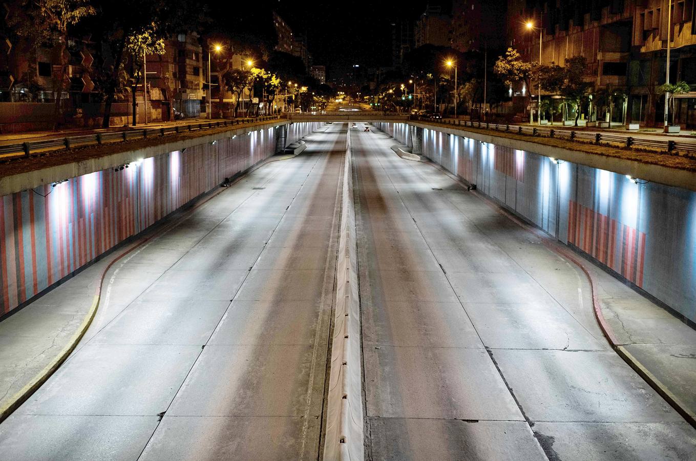 Cuando el sol se pone, las bulliciosas calles de Caracas se apagan y reinan la soledad y el crimen. La capital venezolana, castigada por la crisis económica, parece un oscuro desierto de más de dos millones de habitantes, en el que se desvanece la vida. Según datos de diferentes ONG`s, en 2017 se registraron alrededor de 26.000 muertes violentas en Venezuela, con una tasa de 89 por cada 100.000 habitantes, una cifra 15 veces mayor que el promedio mundial.