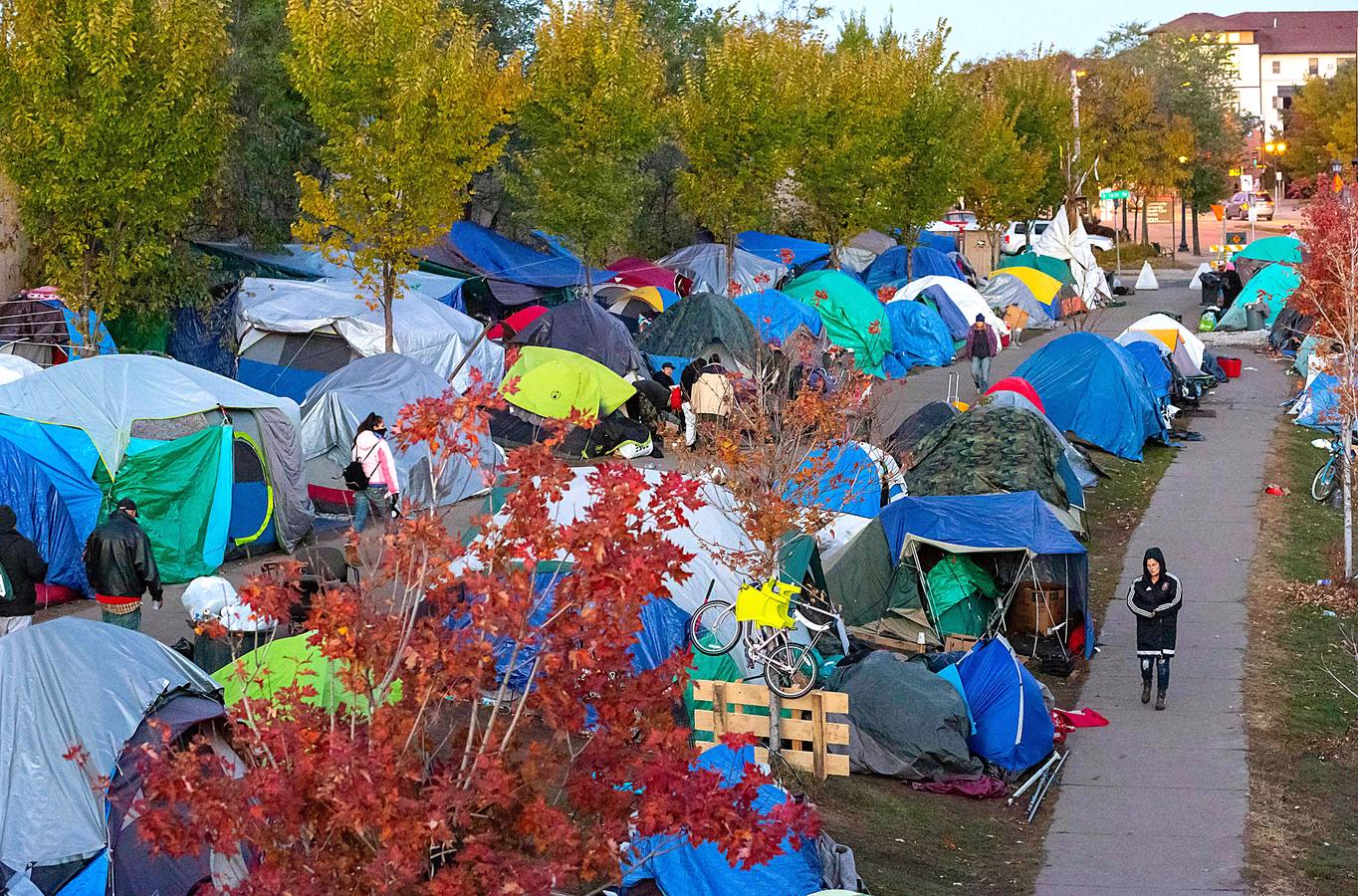 El horizonte de Minneapolis, en Estados Unidos, se levanta sobre un campamento de tiendas de campaña para personas sin hogar, que sigue creciendo. El camino hasta ellas está asfaltado por jeringas usadas, salpicado por individuos que se inyectan en la calle. Muchos son nativos americanos y, en una proporción muy alta, adictos a las drogas. Una circunstancia que manifiesta la subsistencia de un trauma histórico, transmitido entre generaciones, que habla de derrota y desesperanza.