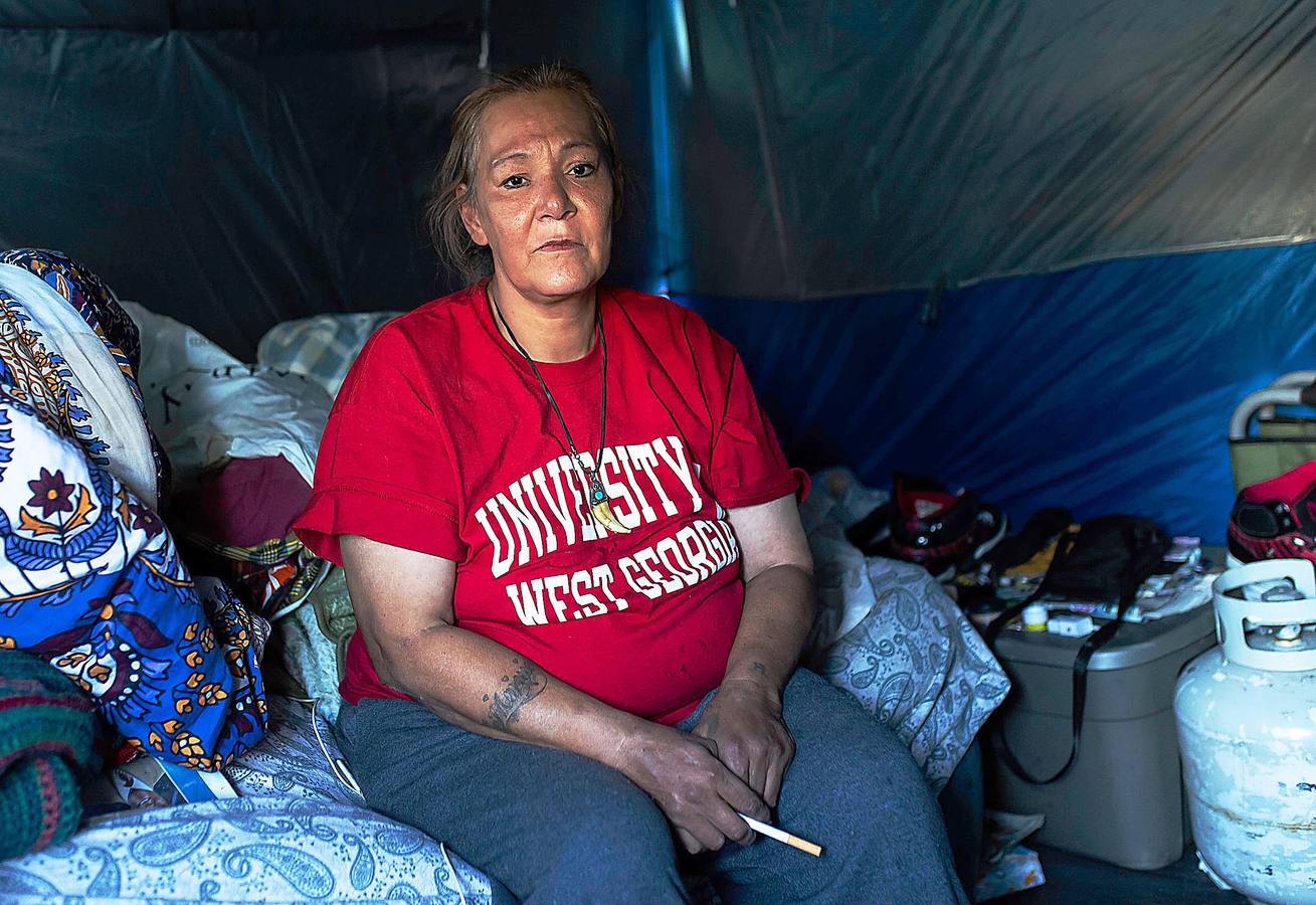 El horizonte de Minneapolis, en Estados Unidos, se levanta sobre un campamento de tiendas de campaña para personas sin hogar, que sigue creciendo. El camino hasta ellas está asfaltado por jeringas usadas, salpicado por individuos que se inyectan en la calle. Muchos son nativos americanos y, en una proporción muy alta, adictos a las drogas. Una circunstancia que manifiesta la subsistencia de un trauma histórico, transmitido entre generaciones, que habla de derrota y desesperanza.