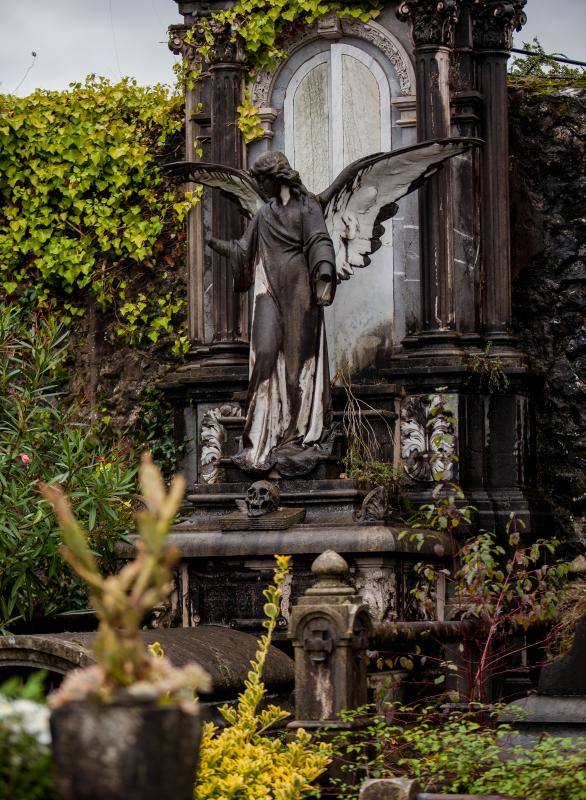 Muchos vizcaínos han aprovechado la jornada de Todos los Santos para acercarse a los cementerios a rendir homenaje a sus seres queridos 