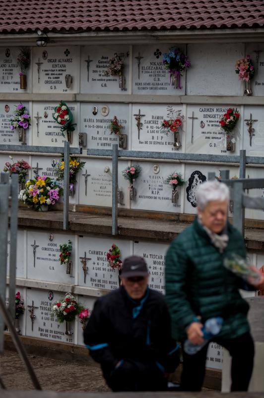 Muchos vizcaínos han aprovechado la jornada de Todos los Santos para acercarse a los cementerios a rendir homenaje a sus seres queridos 