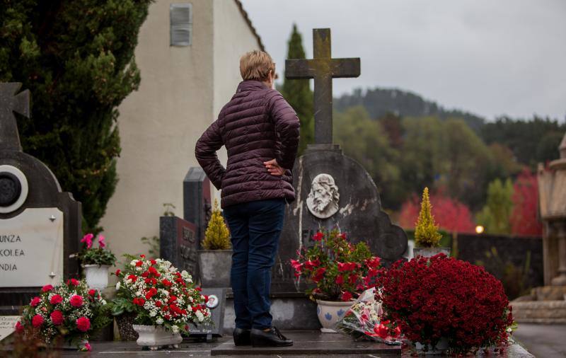 Muchos vizcaínos han aprovechado la jornada de Todos los Santos para acercarse a los cementerios a rendir homenaje a sus seres queridos 