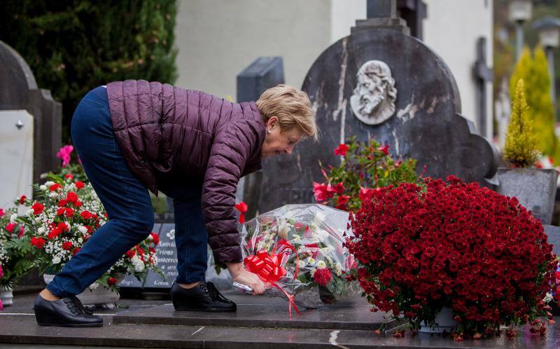 Muchos vizcaínos han aprovechado la jornada de Todos los Santos para acercarse a los cementerios a rendir homenaje a sus seres queridos 