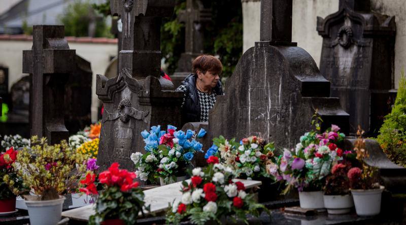 Muchos vizcaínos han aprovechado la jornada de Todos los Santos para acercarse a los cementerios a rendir homenaje a sus seres queridos 