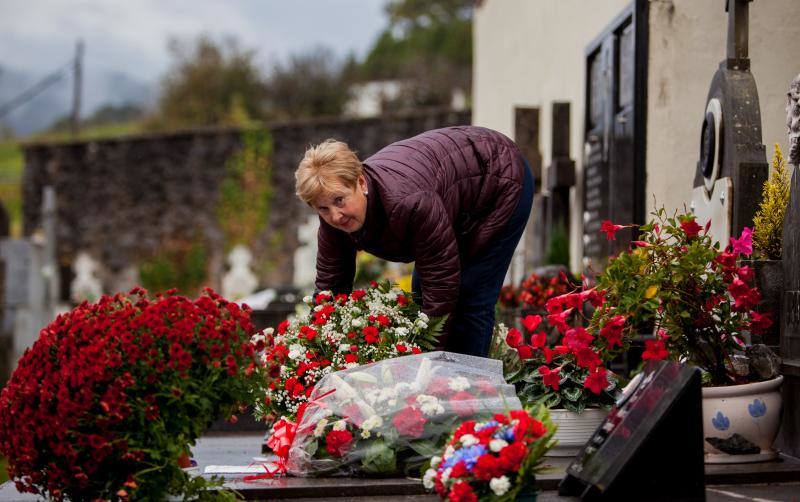 Muchos vizcaínos han aprovechado la jornada de Todos los Santos para acercarse a los cementerios a rendir homenaje a sus seres queridos 