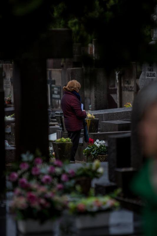 Muchos vizcaínos han aprovechado la jornada de Todos los Santos para acercarse a los cementerios a rendir homenaje a sus seres queridos 