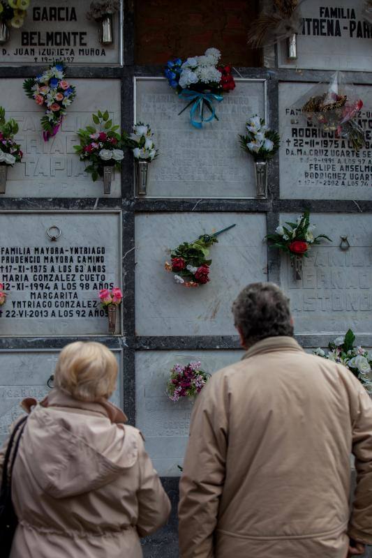 Muchos vizcaínos han aprovechado la jornada de Todos los Santos para acercarse a los cementerios a rendir homenaje a sus seres queridos 