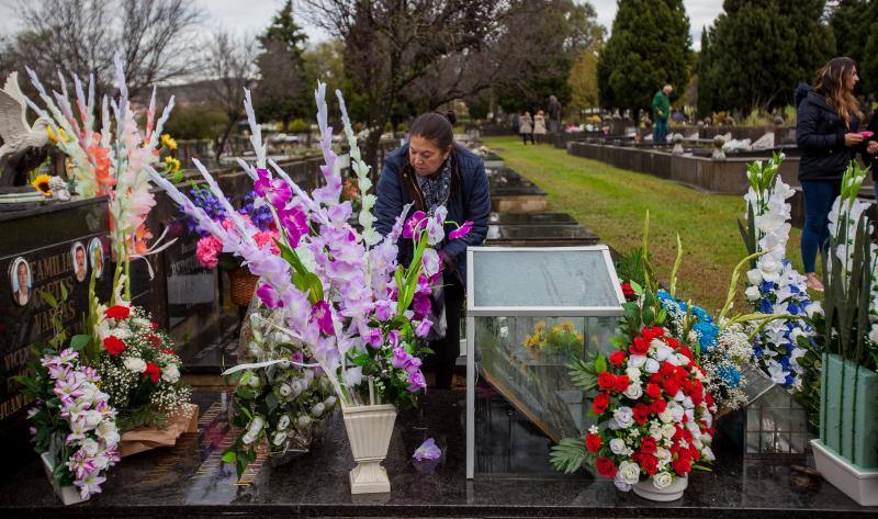 Muchos vizcaínos han aprovechado la jornada de Todos los Santos para acercarse a los cementerios a rendir homenaje a sus seres queridos 