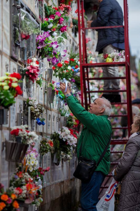 Muchos vizcaínos han aprovechado la jornada de Todos los Santos para acercarse a los cementerios a rendir homenaje a sus seres queridos 