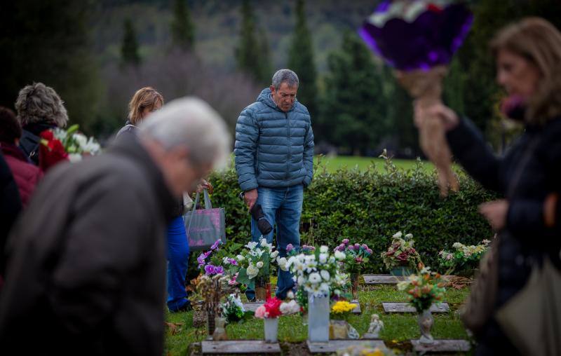 Muchos vizcaínos han aprovechado la jornada de Todos los Santos para acercarse a los cementerios a rendir homenaje a sus seres queridos 