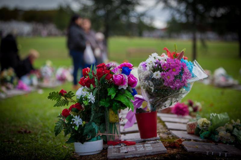 Muchos vizcaínos han aprovechado la jornada de Todos los Santos para acercarse a los cementerios a rendir homenaje a sus seres queridos 