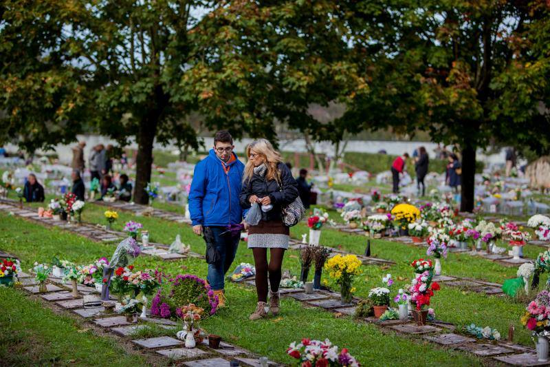 Muchos vizcaínos han aprovechado la jornada de Todos los Santos para acercarse a los cementerios a rendir homenaje a sus seres queridos 