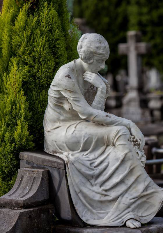 Muchos vizcaínos han aprovechado la jornada de Todos los Santos para acercarse a los cementerios a rendir homenaje a sus seres queridos 