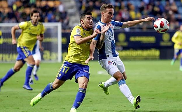 Salvador Agra, del Cádiz, disputa el balón con Adriá Pedrosa, del Espanyol. 