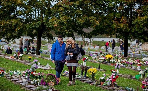 Las sepulturas se visten de flores para el Día de Todos los Santos.