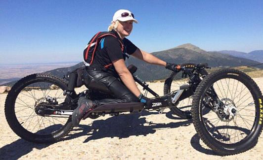 Gema, en su bicicleta adaptada que le robaron en el World Pride de Madrid del año pasado y recuperada posteriormente.