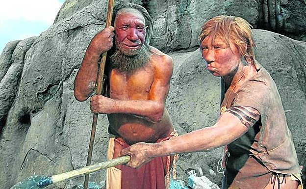 Recreación de un hombre y una mujer neandertal, en el museo de Mettmann, Alemania.